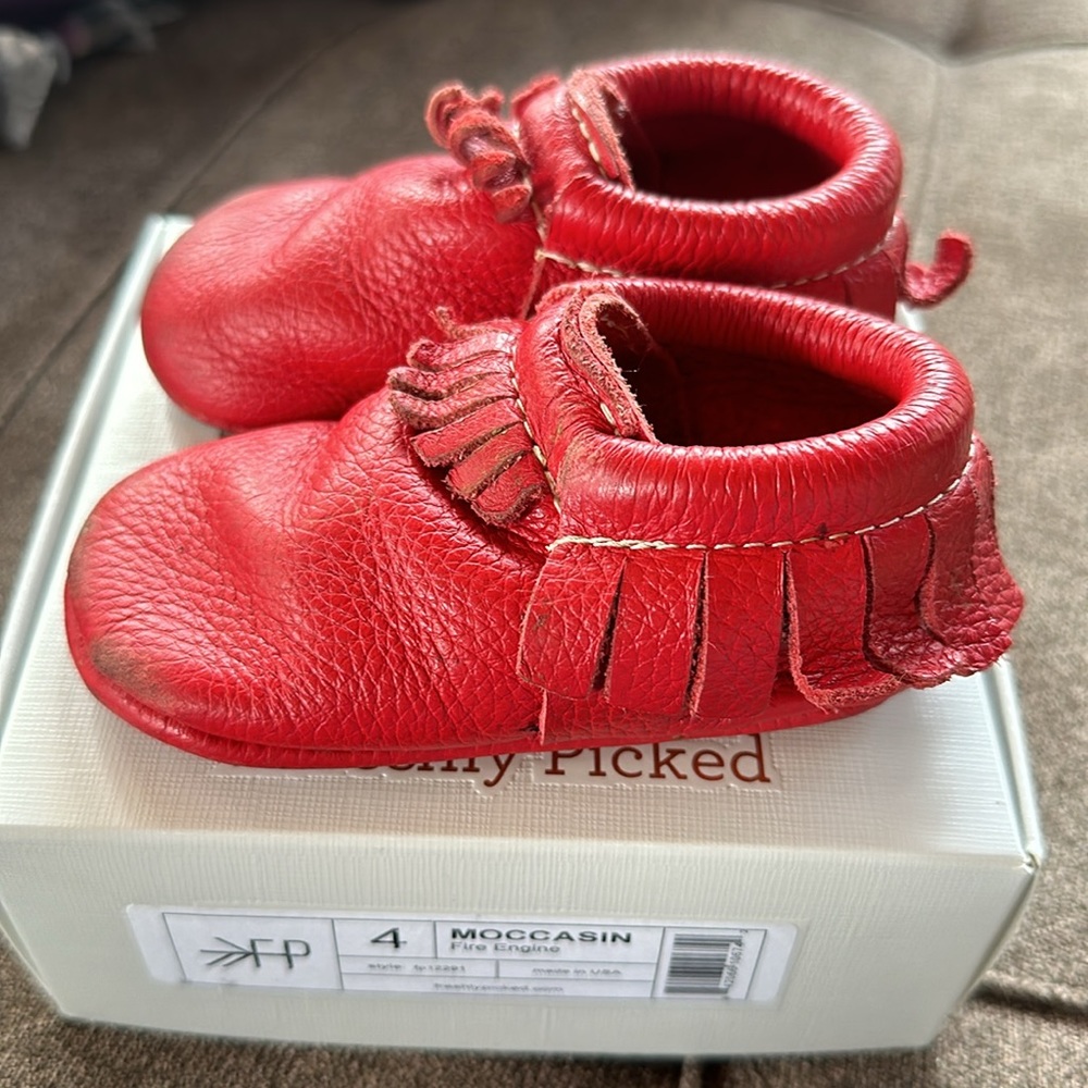 Freshly Picked Fire Engine Moccasin Size 4 - Picture 3 of 9